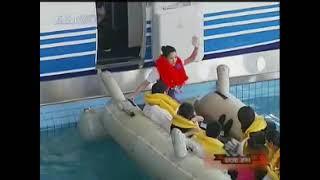 Wetlook, a beautiful flight attendant jumps into the pool, ditch landing