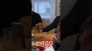Народная даргинская песня под гармошку за столом