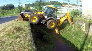 Retroescavadeira JCB 4CX descendo no córrego(JCB 4CX backhoe loader going down stream