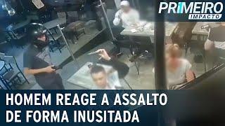 Cliente continua comendo durante assalto a bar e viraliza na internet | Primeiro Impacto (02/07/21)