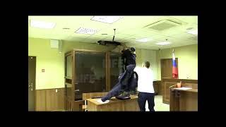 Russian Guy Tries To Escape Court (Credit- Life HOBOCTN)