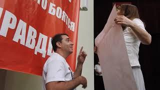 Скандал в Саратовской облдуме: Литневская выступила со своим плакатом против баннера Бондаренко