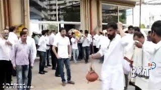 Bollywood Celebrities Pay Respects To Suniel Shetty's Father at Funeral in Mumbai