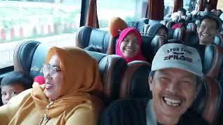 PENGAMEN ANYER  SATU BUS DIBUAT GEMBIRA DENGAN KEHADIRANNYA HEHE