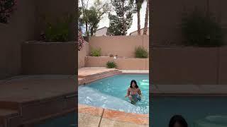 novinha dançando de biquíni