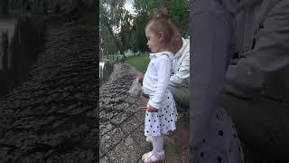 На озере кормим уточек