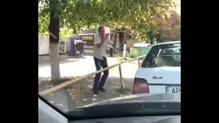 Наркоман танцует на улице. Запорожье