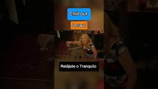 “CHILL OUT” es una expresión en inglés que se usa para decir "relájate" o "tranquilo".