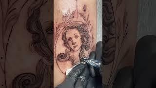 Тату на ноге для девушки от мастера KOT Tattoo Studio. Красивая оригинальная татуировка для женщины.