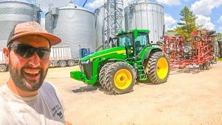 JOHN DEERE TRACTOR SHOWS UP ON THE FARM
