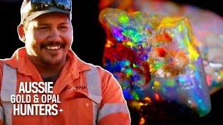 Roger & Lee Find STUNNING Crystal Opal Full Of Colour! | Outback Opal Hunters