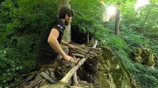 Ich habe oben auf dem großen Felsen einen geheimen Unterschlupf gebaut.Camp | Kochen und Überleben