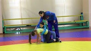 WRESTLING. Приёмы в партере. Смирнова Н.В. занимается с девочками.