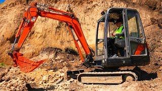 Excavator is broken - Dima try to help man