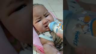 bayi hulk minum susu pake dot