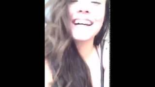 Larissa Manoela paga peitinho em Musical.ly