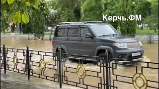 Вода поступает на Кирова – затопило перекресток с Карла Маркса