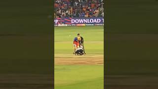 Virat Kohli Fan Enter in Ground and Touching Feets  #viratkohli #viratfan #rohit