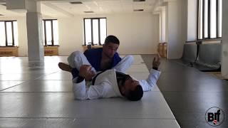 Али Магомедов. Урок о линии сгиба и о проходе ower-under в клубе Berkut BJJ