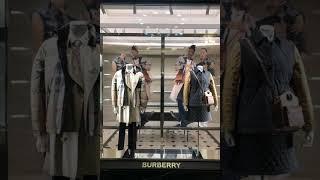 Lenticular animation UV print in a window of BURBERRY store - 2