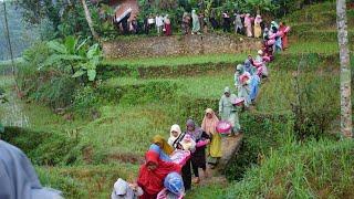 Jalan Kecil & Becek, Eh Ada Yang Jatuh. Inilah Uniknya Seserahan Pernikahan Di Desa Jawa Barat