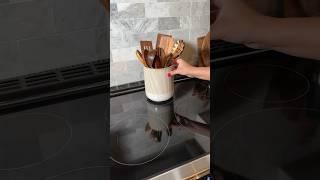 OBSESSED with this vacuum window squeegee 🫧 #asmr #cleaning #cleaningmotivation