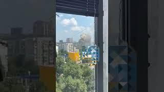 Горить "Камаз-центр" в окупованому Донецьку. Ймовірно, там склад запчастин для військової техніки