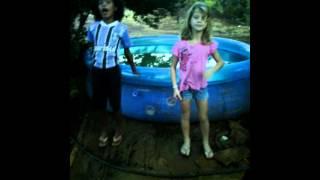 Minha irmã e a amiga dela no desafio da piscina