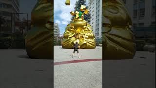 The Yuanbao Buddha statue on the Jiefeng Square is a large jade Buddha statue after the blockade