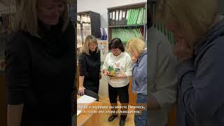 Когда в перерыве вы смеётесь... А потом она снова руководитель:         - Работайте, девочки! 