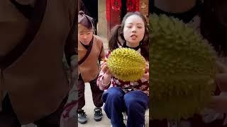 Satisfying Chinese short man and his wife try durian #eating#asmr#food #吃 #可爱 #食物 #먹는 #맛있는 #음식