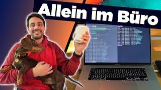 Ein Softwareentwickler allein im Büro