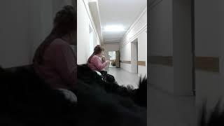 Жадно берёт в рот банан в поликлинике