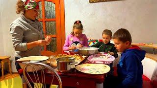 Un día en las montañas: mamá restaura bordados, cocina albóndigas y cuida el ganado