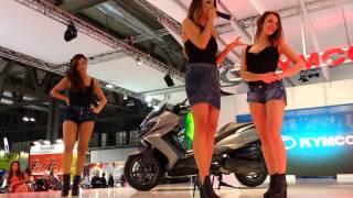 Eicma girls 2014 - Ragazze stand Kymco - ballo e regalo gadget (fiera Rho, Milano) - day 2