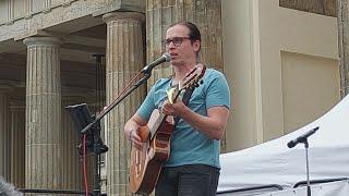 Yann Song King, "Geh Annalena" - Weltfrieden-Demo, Berlin 05.08.23