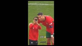 Türk Taraftar Çocuk Sahaya Atlayıp Ronaldo İle Fotoğraf Çekiniyor 