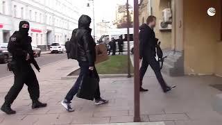 ФСБ задержала 30 торговцев данными кредитных карт и изъяла у них слитки золота