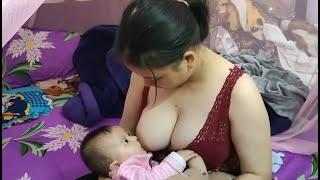 Susu bayi halo semuanya. Bayi bermain, ibu memberikan susu pada bayinya #Breastfeeding #menyusuianak