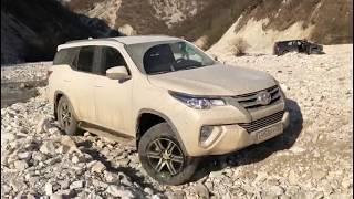 Как Toyota Fortuner едет по бездорожью. Дизель. Блокировка вкл.