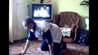 Неудачный брейданс / Home Breakdancing FAIL