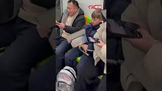俄罗斯“小孩哥”萨沙“汉语桥”奖状抱了一路 妈妈：赶紧装起来！萨沙：已经装了好几站了