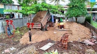 Quickly Working Bulldozer Clean Up The Trash Before 5T Dump Truck Pouring Soils For Construction New