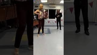 Чистые пруды!Поет Юрий-играет Любовь Гришанова