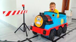 Vlad et Niki jouent avec les trains jouets