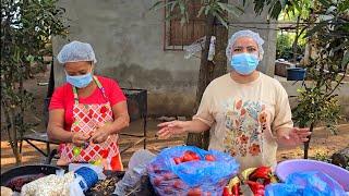 Mi Madre Y Yaki, Cocinando Tamales Navideños