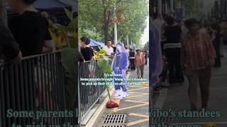 Some parents brought Wang Yibo's standees to pick up their children after the exam. #wangyibo