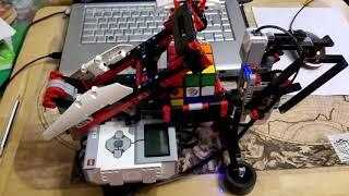 Робот из Lego  Mindstorms EV3 собирает кубик Рубика3х3