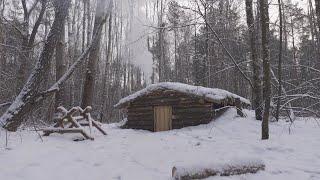 sich während eines Schneesturms in einem riesigen Einbaum versteckt Nacht einem Bushcraft-Unterstand