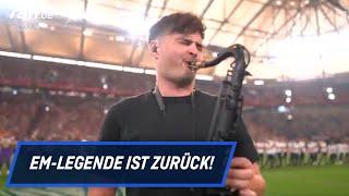 Andre Schnura rockt die deutsche Hymne mit dem Saxophon